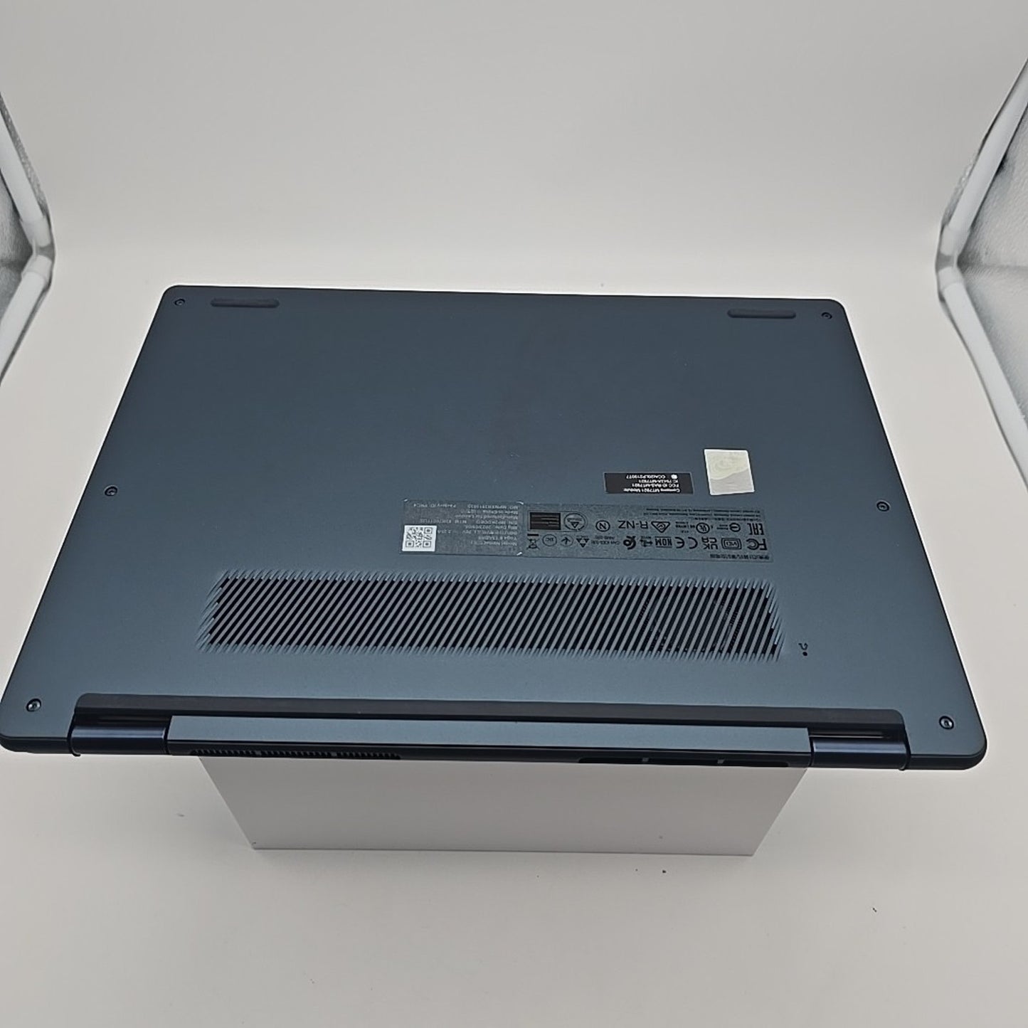 Lenovo Yoga 6 13.3'' (512GB SSD AMD Ryzen 7 7730U 16GB RAM) 2-In-1 Touch Laptop