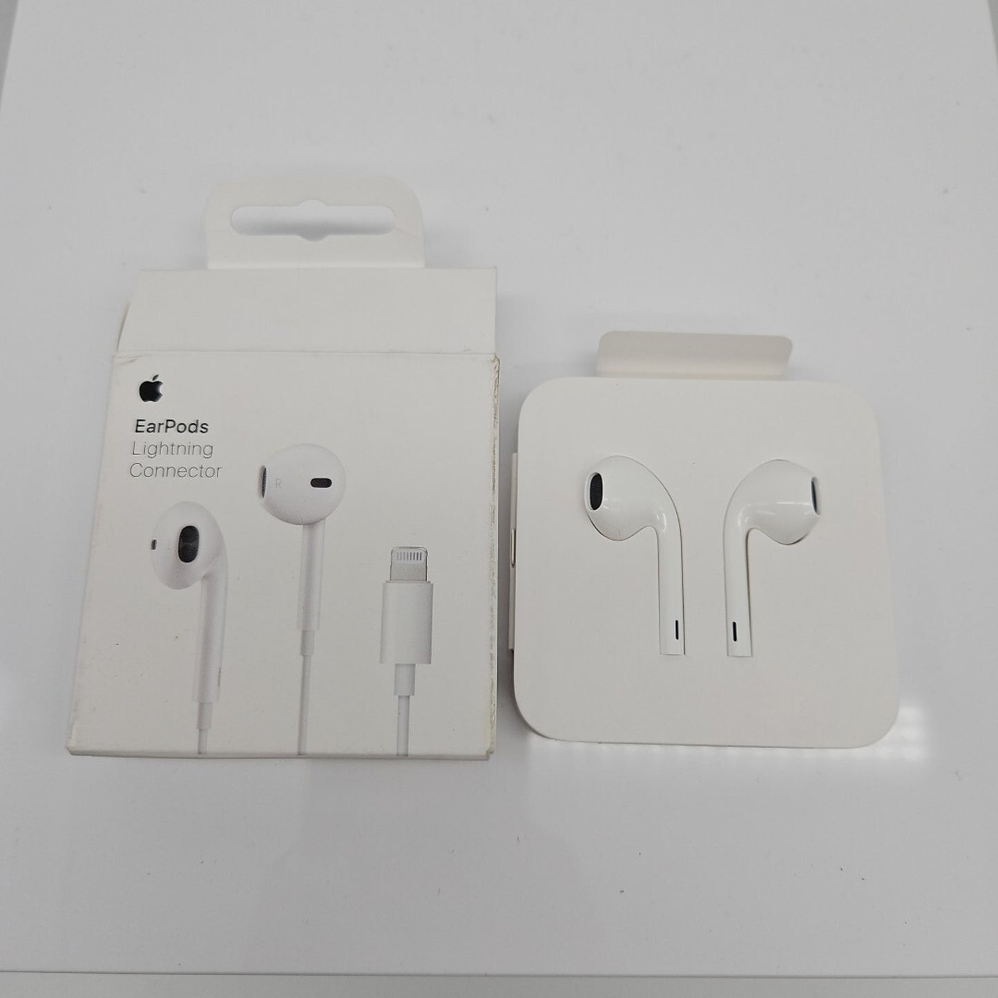 Apple EarPods MWTY3AM/A Lightning Wired Earphones In-Ear Earbuds