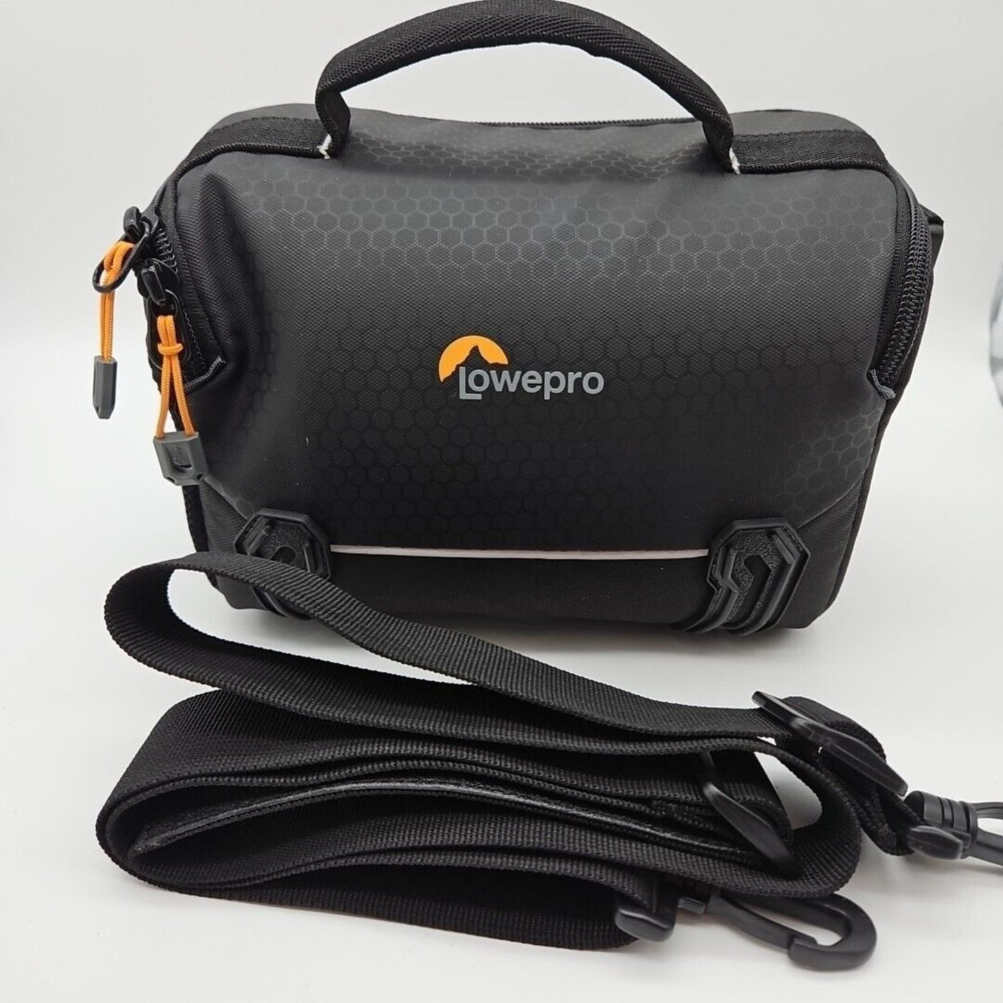 Lowepro - Adventura Go SH 140 Camera Bag Black