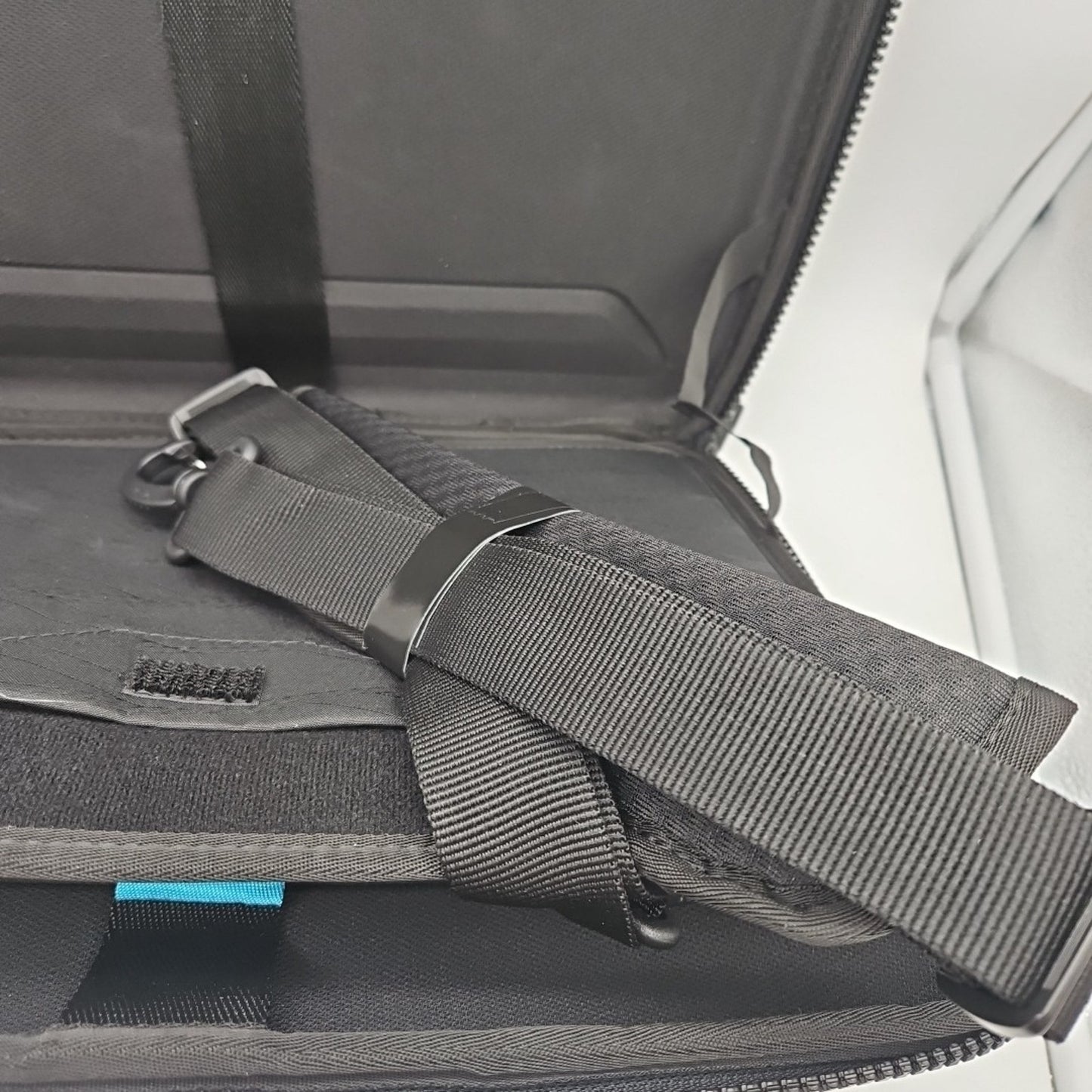 DENTED Thule - Gauntlet 4 Attache Briefcase 16” Apple MacBook Pro Models 14" PC
