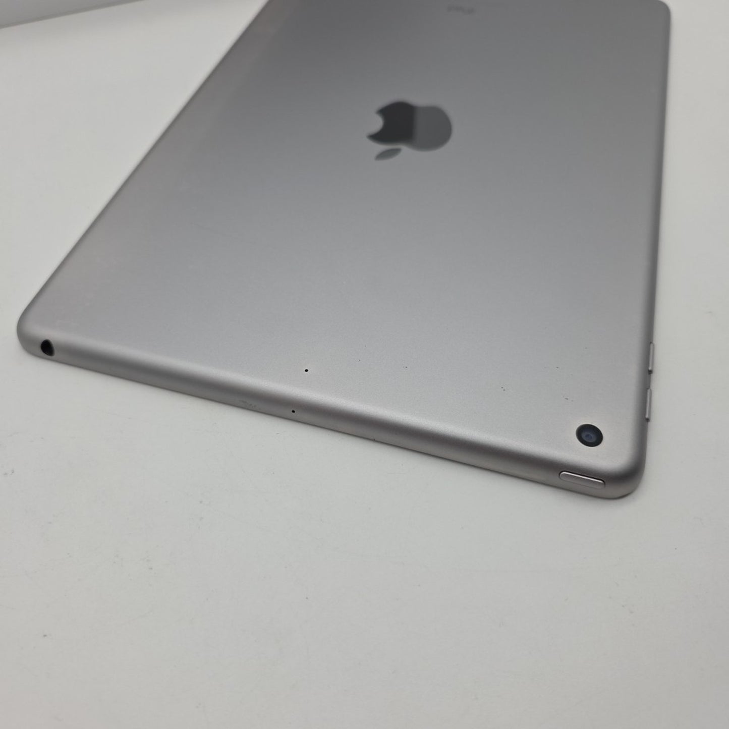 Apple iPad 5th Gen. 9.7in. Tablet 32gg Silver *Grade B*