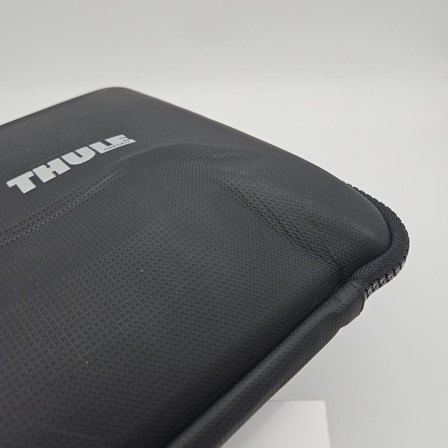 DENTED Thule - Gauntlet 4 Attache Briefcase 16” Apple MacBook Pro Models 14" PC