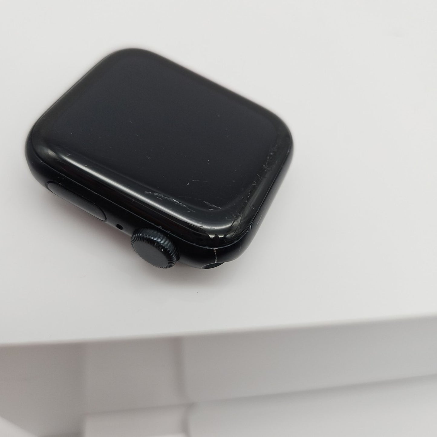 Apple Watch SE 2nd Gen 40mm GPS Midnight Case A2722 SCRATCHED
