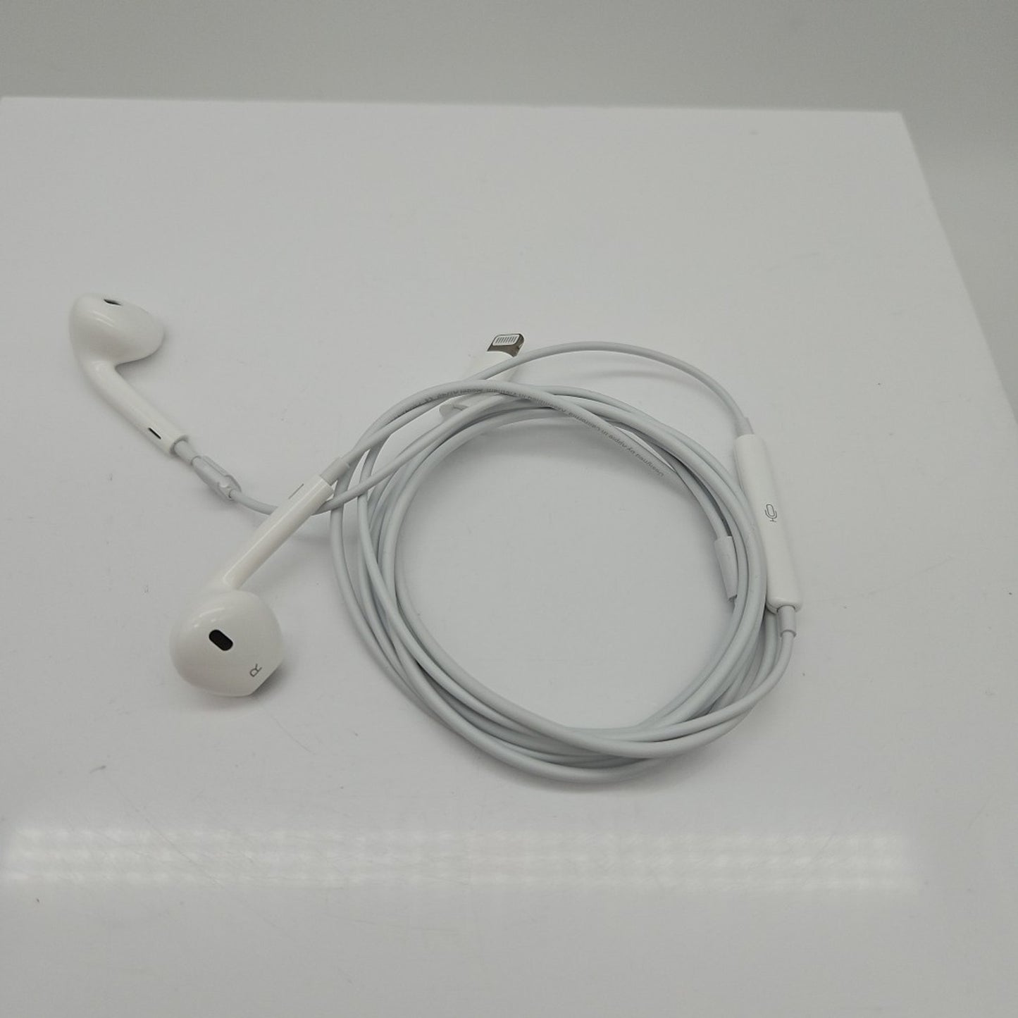 Apple EarPods MWTY3AM/A Lightning Wired Earphones In-Ear Earbuds