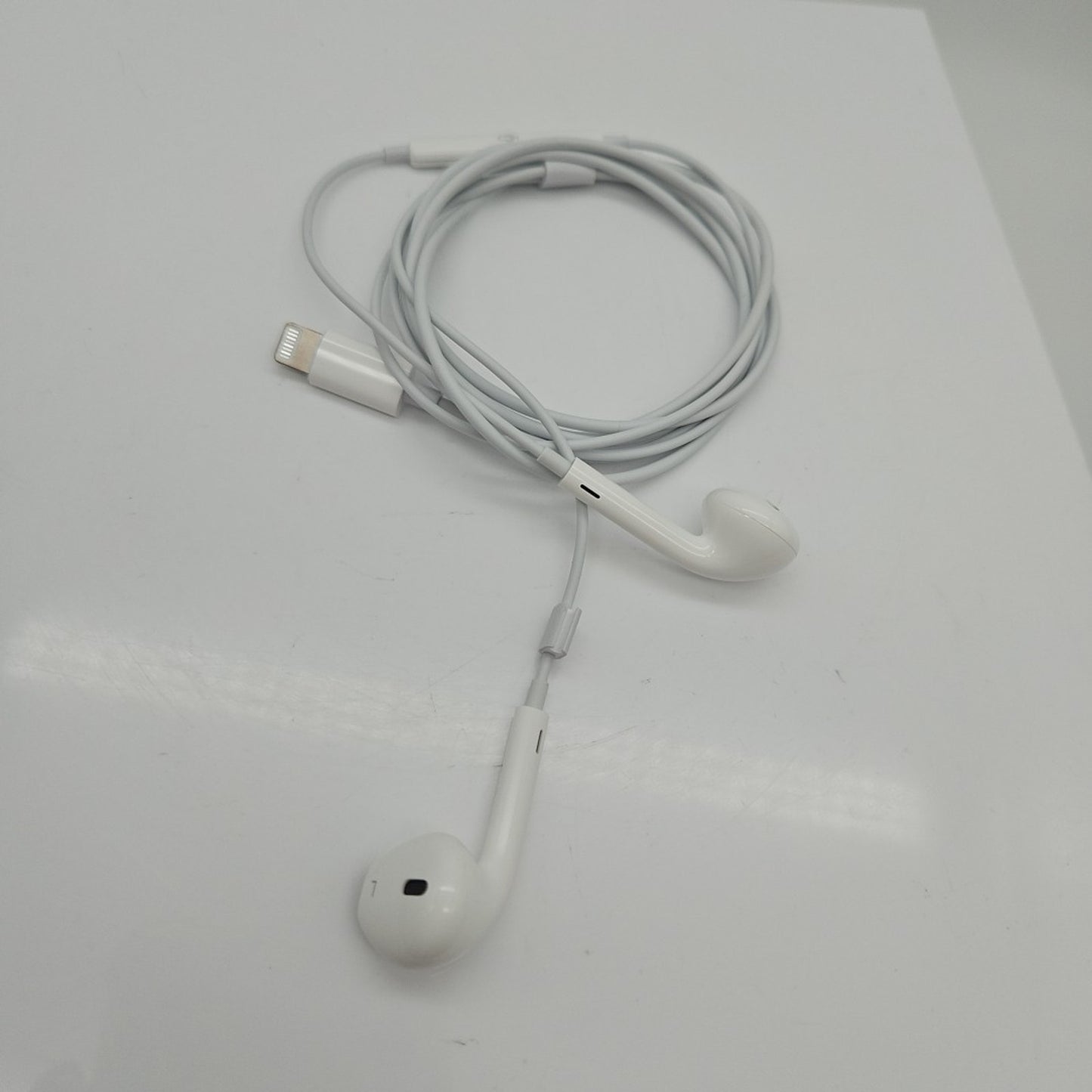 Apple EarPods MWTY3AM/A Lightning Wired Earphones In-Ear Earbuds
