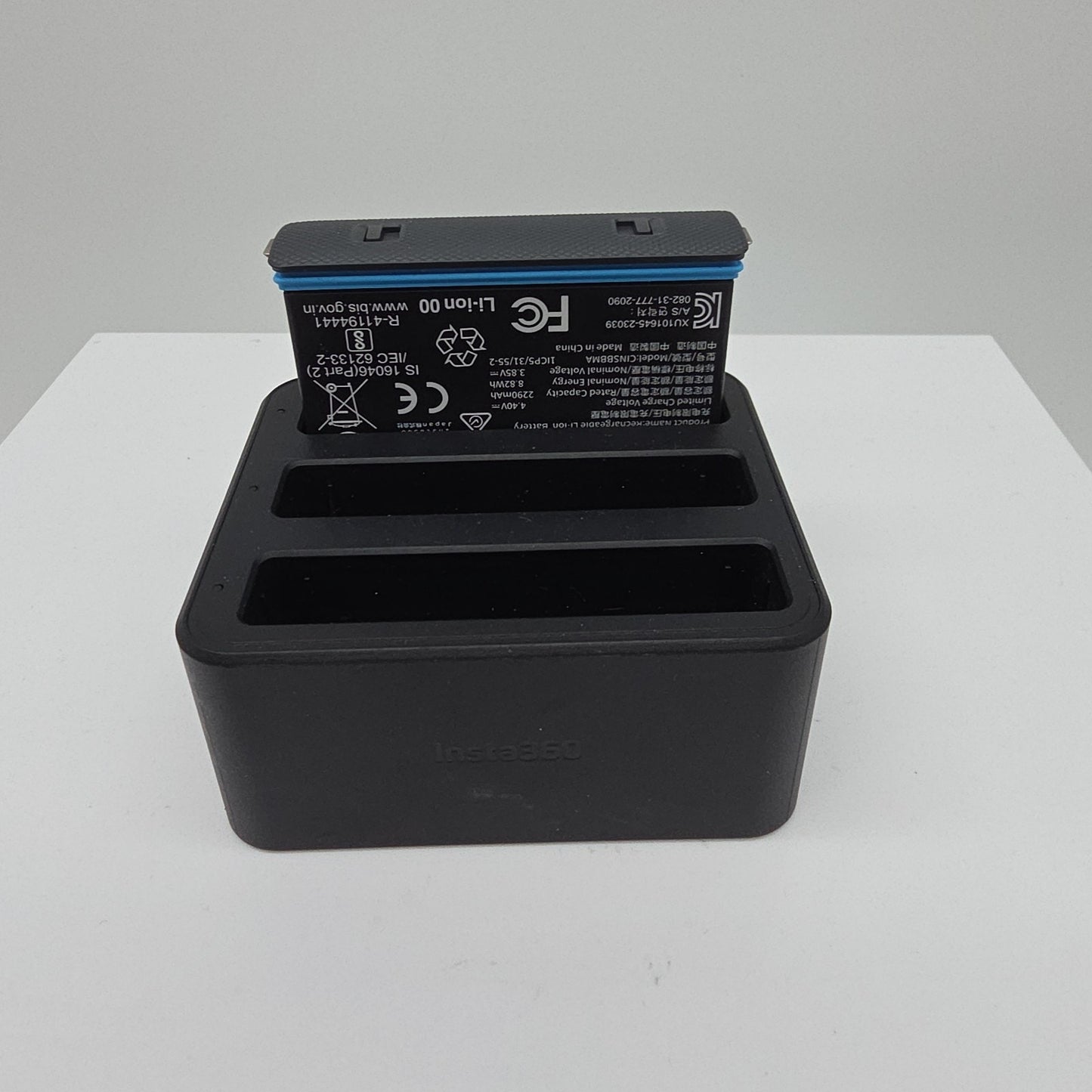 Insta360 Rechargeable 2290mAh Battery (1) for X4 8K Action Camera and Charger