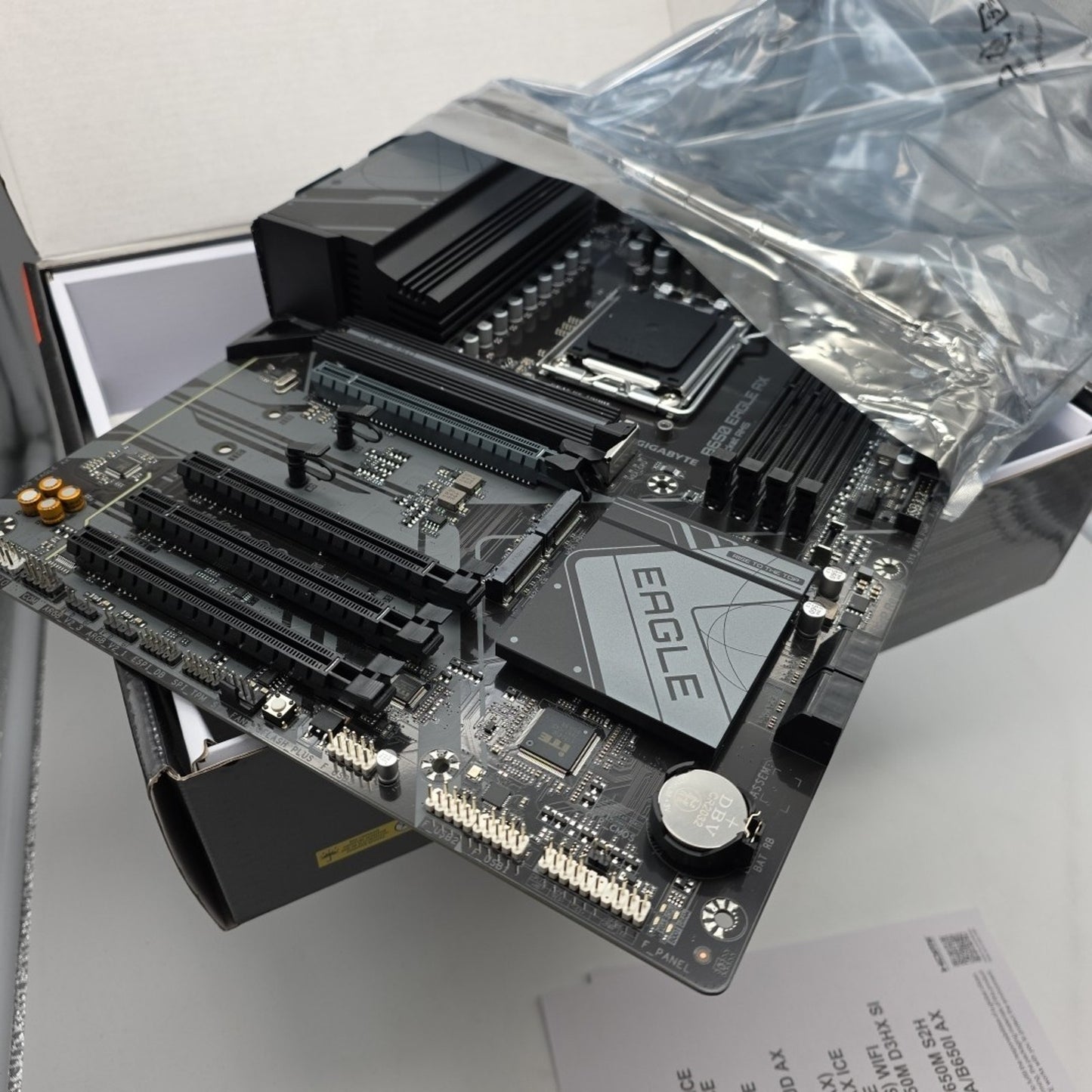 GIGABYTE B650 Eagle AX AM5 LGA 1718 AMD B650 ATX, DDR5 Triple M.2, PCIe 5.0