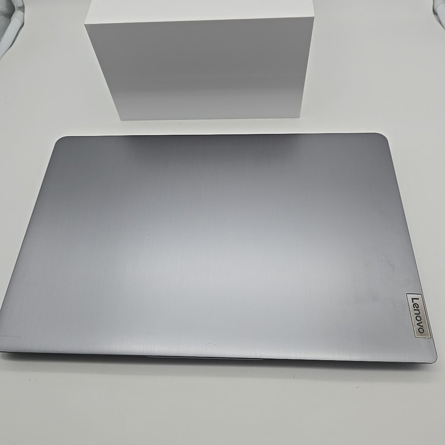 Lenovo IdeaPad 3i 15.6" Touchscreen FHD Core 5 8GB 512 GB SSD W11 L52
