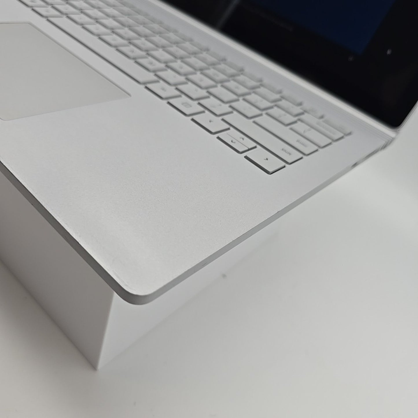Microsoft Surface Book 2 13.5" i7 256GB SSD 8GB RAM GTX 1050 Excellent - L40