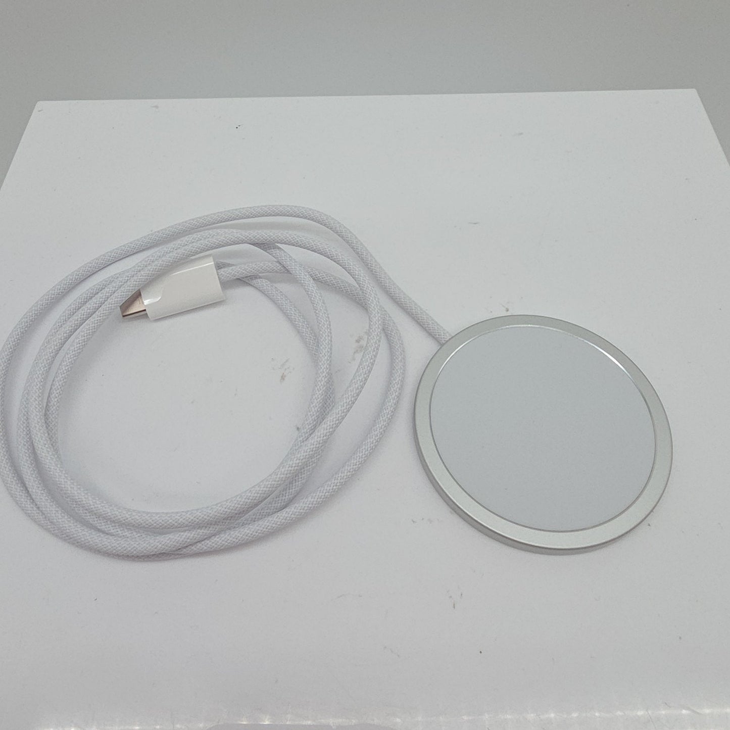 Apple MagSafe Wireless Charger 1M (A3502) MGD74LL/A - White A3502