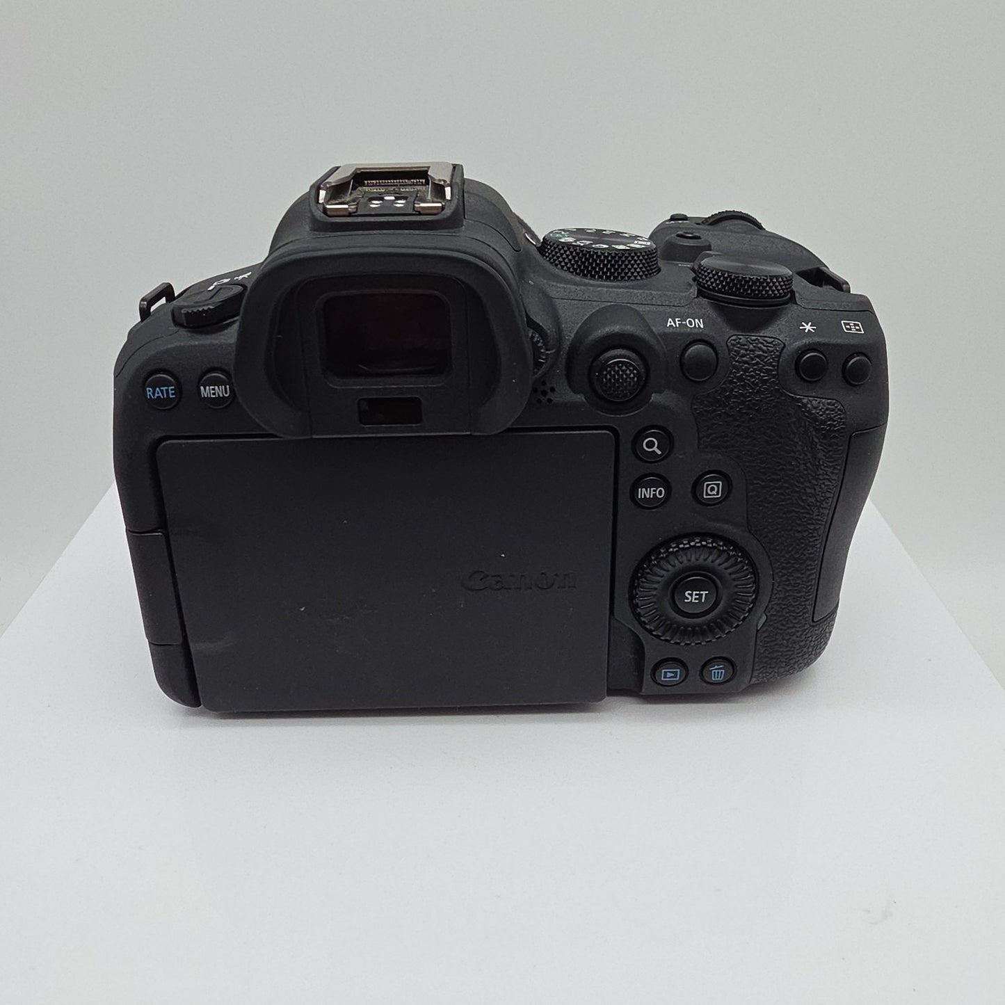 Canon EOS R6 Mark II Mirrorless Digital Camera & RF 24-105mm f/4-7.1 IS STM 2319