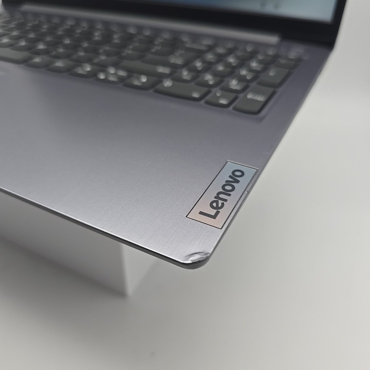 Lenovo IdeaPad 3i 15.6" Touchscreen FHD Core 5 8GB 512 GB SSD W11 L6