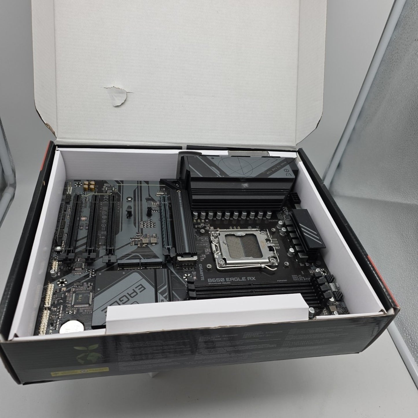GIGABYTE B650 Eagle AX AM5 LGA 1718 AMD B650 ATX, DDR5 Triple M.2, BENT PINS