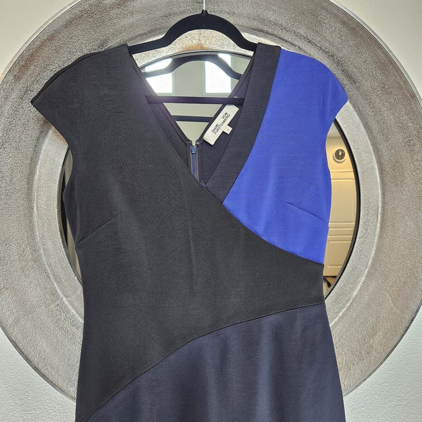 Diane Von Furstenberg Size 8 stretchy block color v neck cap sleeve dress