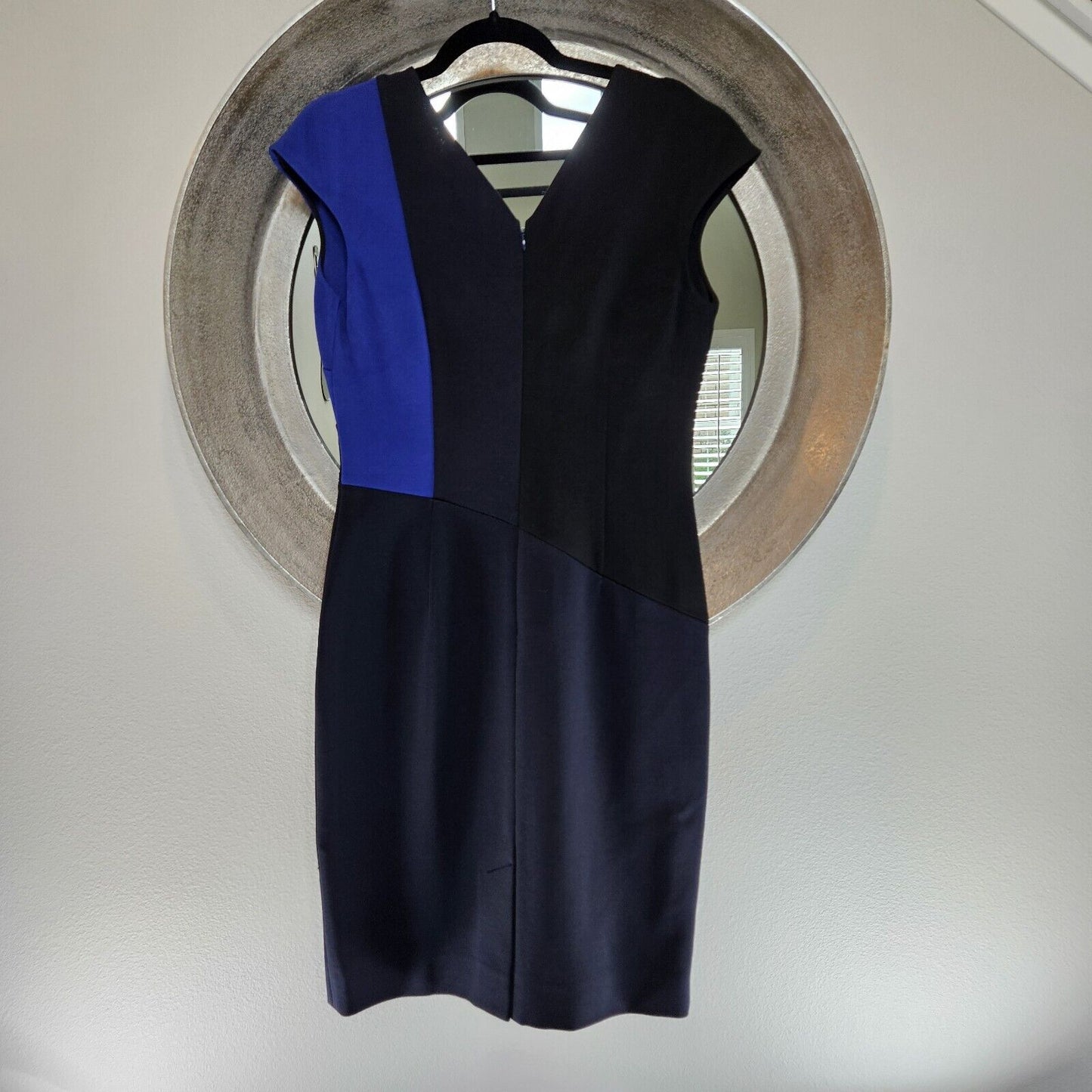 Diane Von Furstenberg Size 8 stretchy block color v neck cap sleeve dress