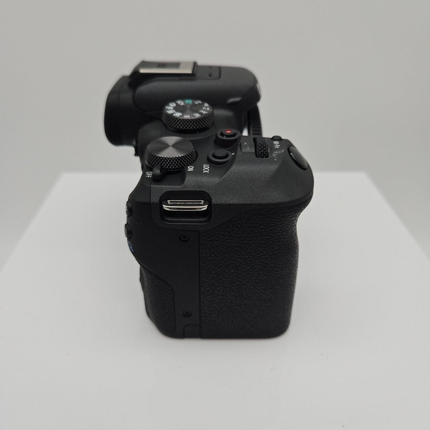 Canon EOS R10 Mirrorless Camera RF-S18-45mm f/4.5-6.3 is STM Lens SN