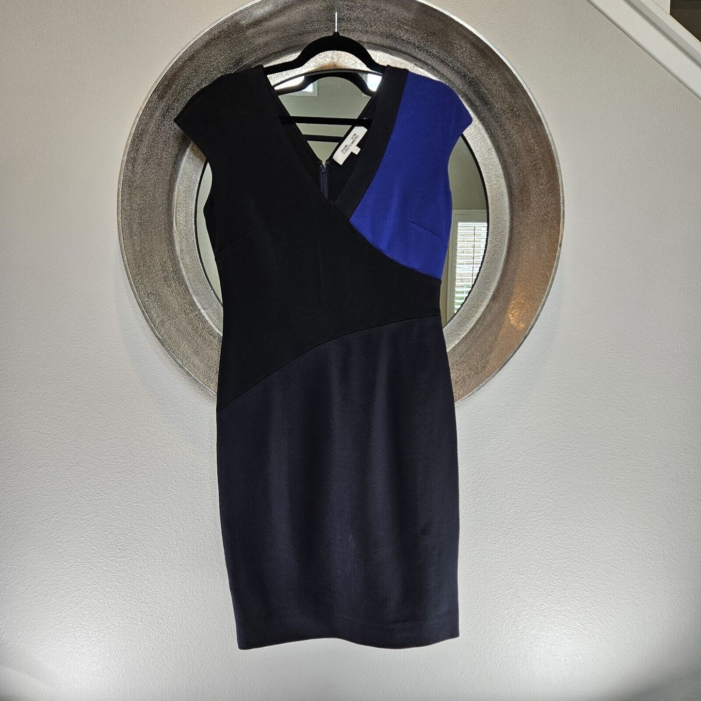 Diane Von Furstenberg Size 8 stretchy block color v neck cap sleeve dress