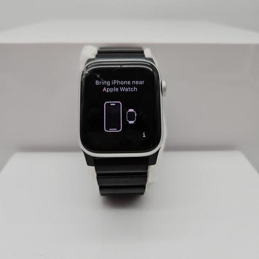 Apple Watch SE 2nd Gen 44MM Silver GPS Aluminum A2723 Stainless Steel Band CRACK