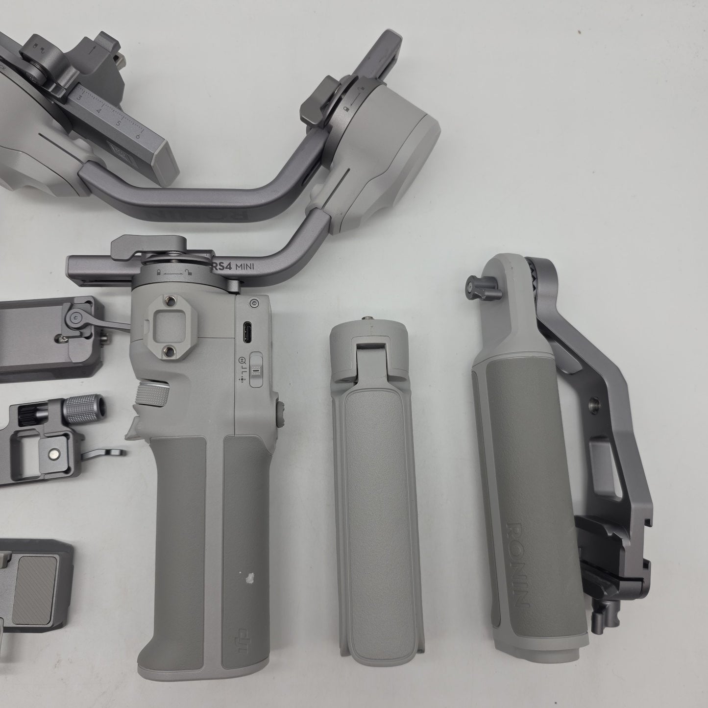 DJI RS 4 Mini Combo 3-Axis Gimbal Stabilizer - Gray CP.RN.00000443.01 NO CABLES