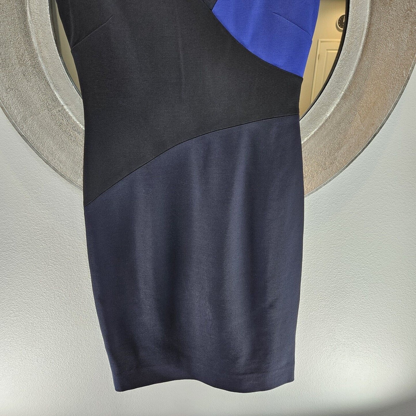 Diane Von Furstenberg Size 8 stretchy block color v neck cap sleeve dress