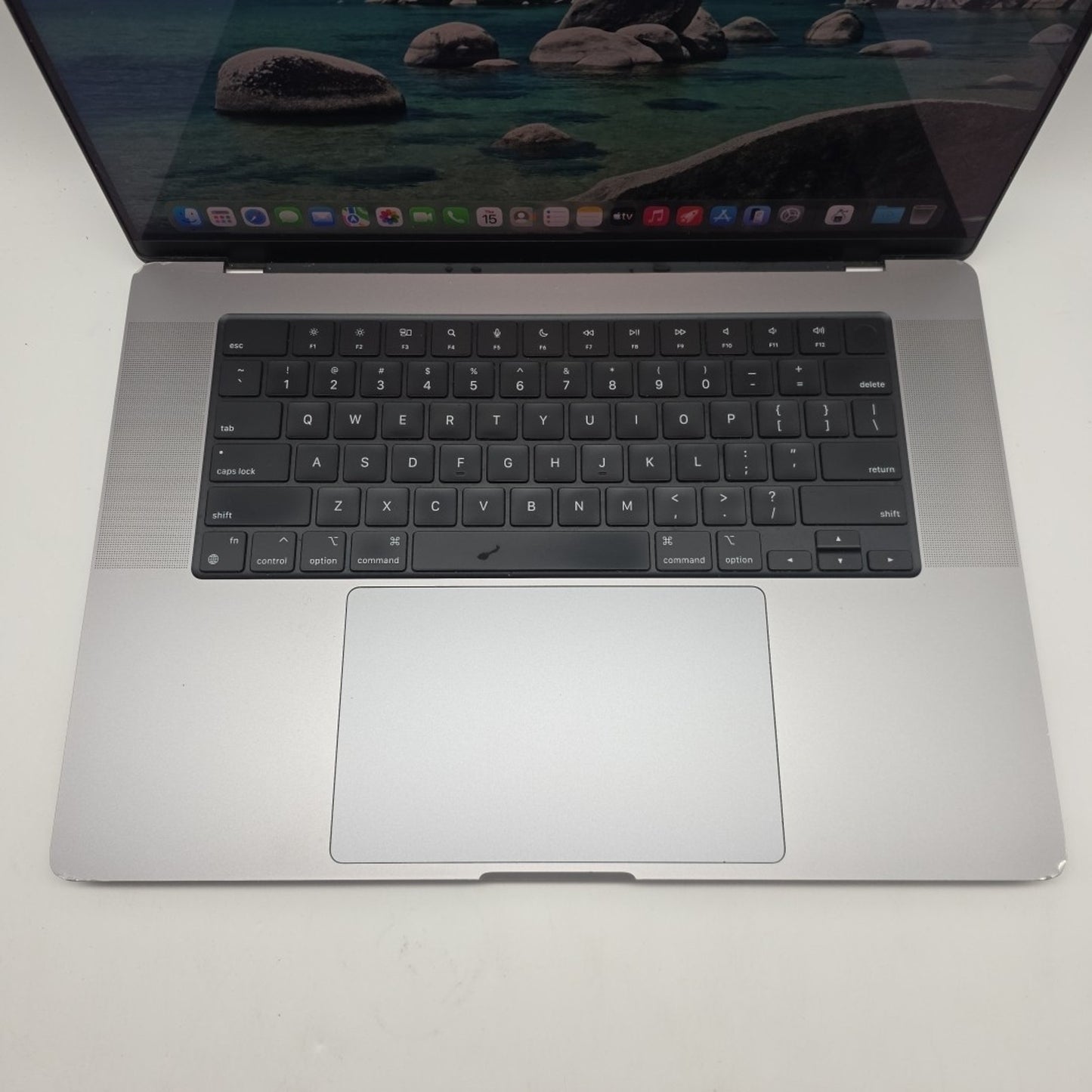 2021 Apple MacBook Pro 16" M1 Pro 10-CPU 16-GPU 16GB RAM 512GB SSD Gray L204